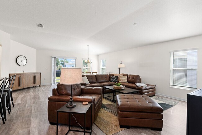 Photo - Fully Furnished 4 bedroom, 2 bath Executiv...