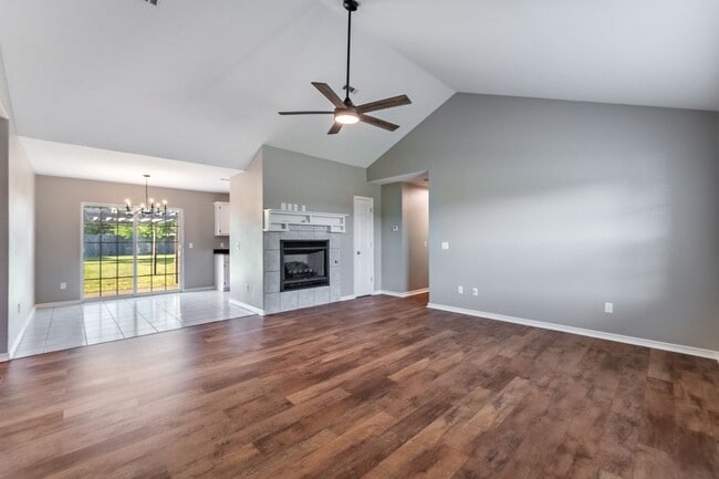 Photo - Centerton Sanctuary: 3-Bedroom, 2-Bathroom Rental with Expansive Backyard