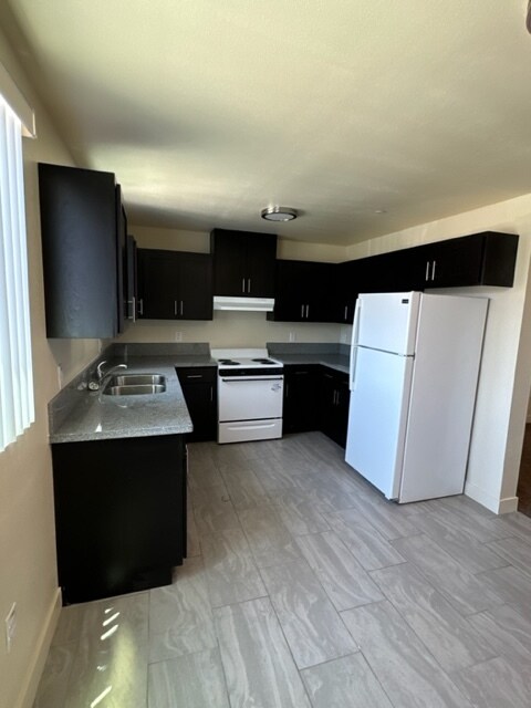 Photo - 714-716 E 88th Pl