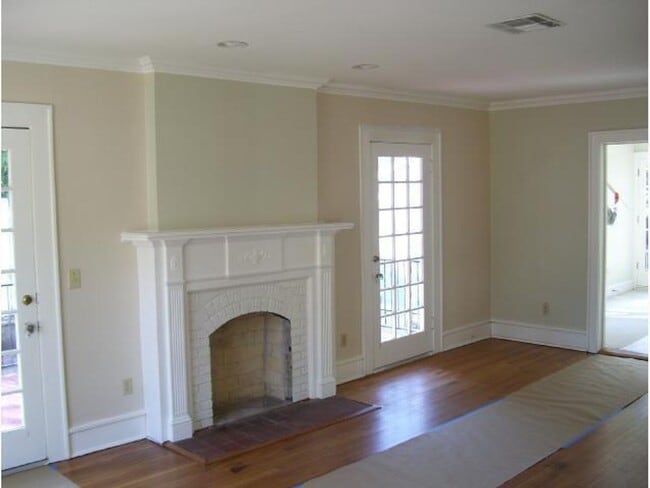 Photo - Large 4 Bedroom house with parking in Nort...