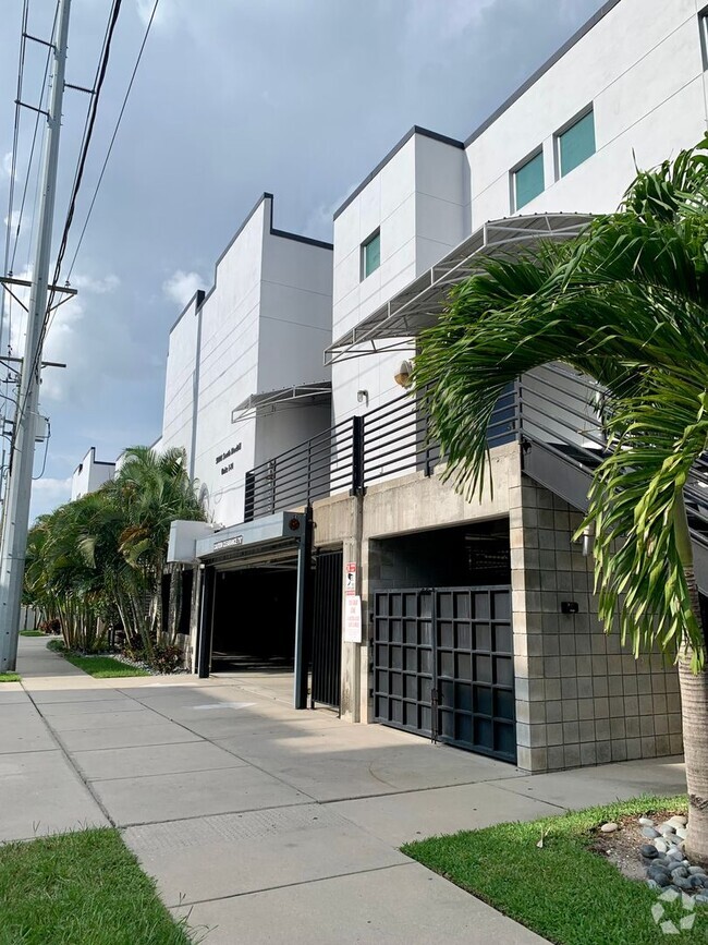 Building Photo - 2/2.5 Industrial Style 3 Level Loft at Mac...