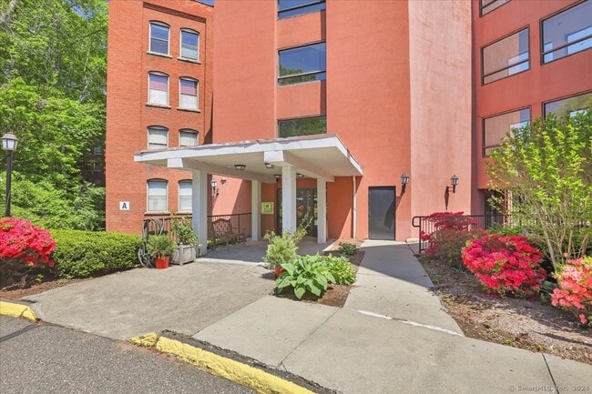 Photo - 222 Williams St E Unit 416