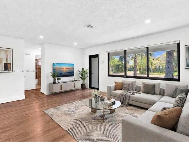 Photo - 3193 Taft St