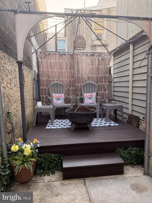 238 E Thompson St