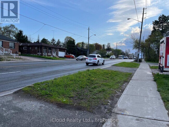 Photo - 104 Steeles Ave E