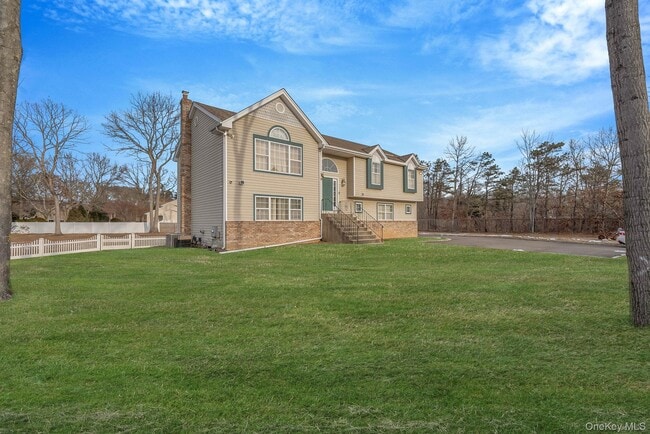 Photo - 475 Old Country Rd