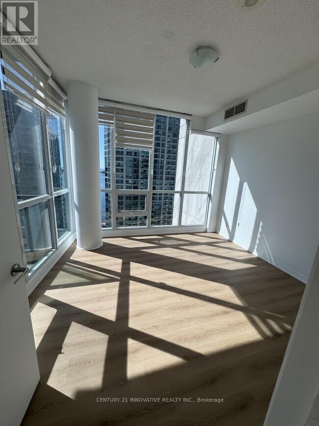 Photo - 16 Yonge St Unité 2209