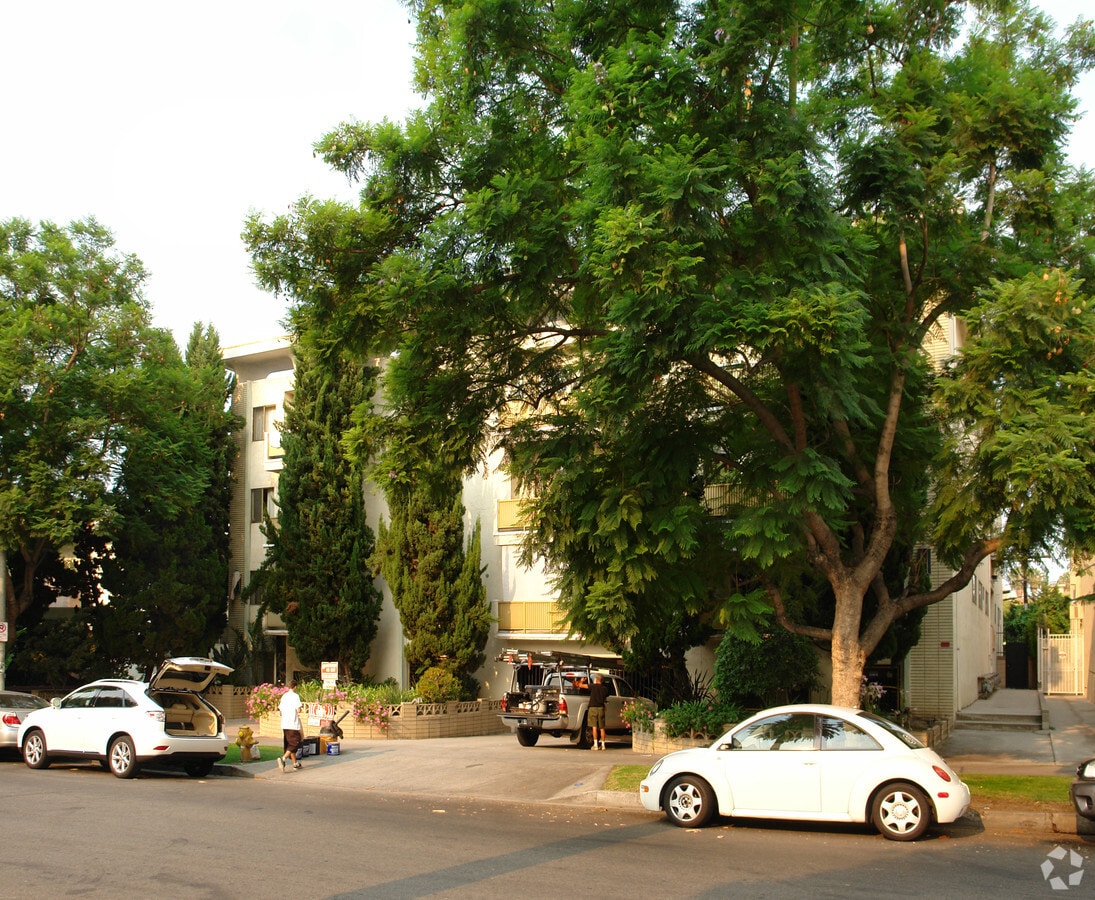 Photo - 1411 N Poinsettia Pl Apartments