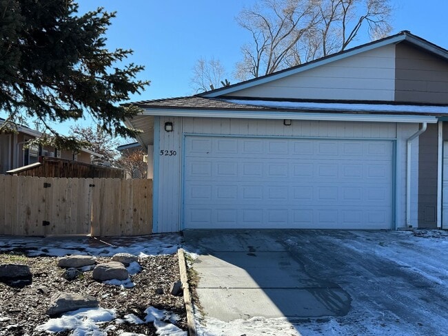 Building Photo - 3 bedroom, 2 bath, two car garage in Stead- pets welcome!