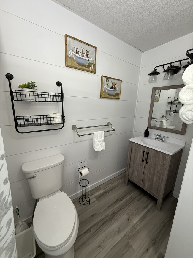 Building Photo - 147 S Main St Unit Apt #2