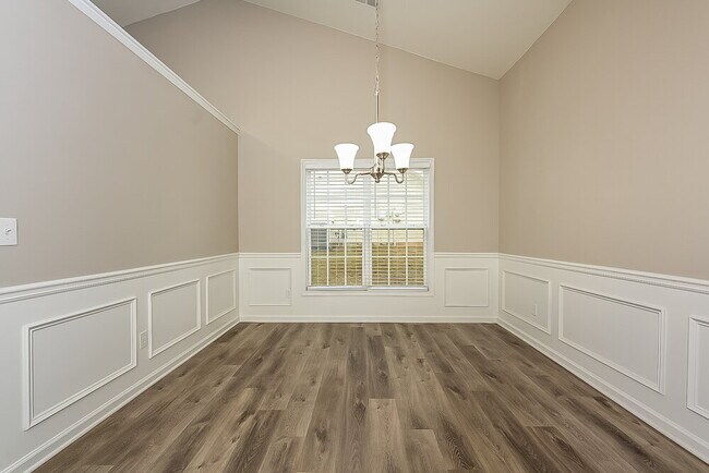 Photo - 421 Eglington Tr