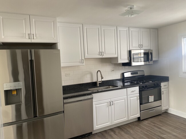 Building Photo - 506 E 9th St Unit 3