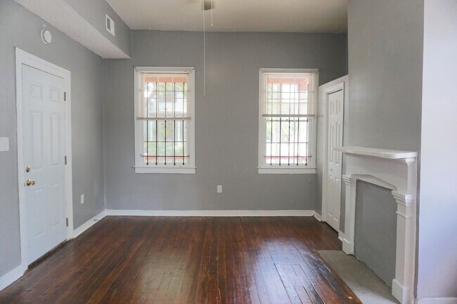 301 W Waldburg St