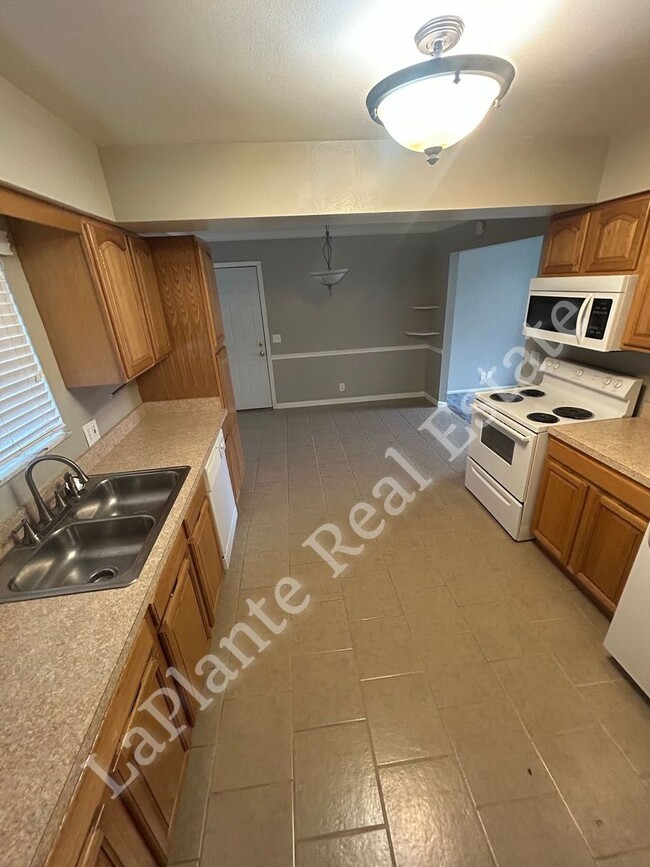 Photo - 1921 Northover Rd