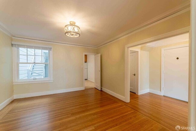 Photo - 2124 Bay St
