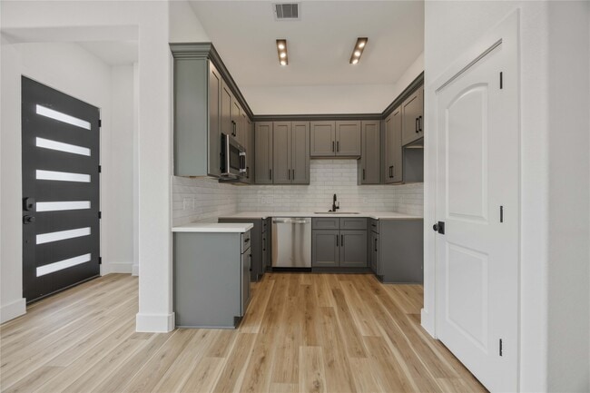 Photo - 7900 Bowen St