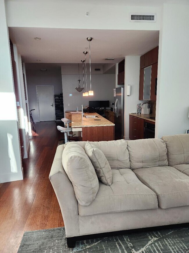 Living and Kitchen - 912 Channelside Dr Unidad 2515