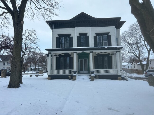 718 W Stephenson St Unit 3