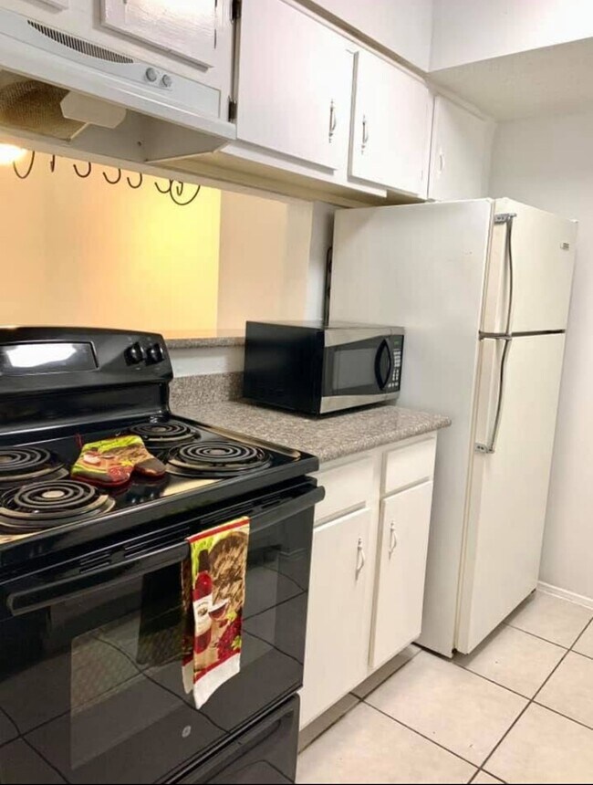 Building Photo - 6410 Del Monte Dr Unit 102 Rental