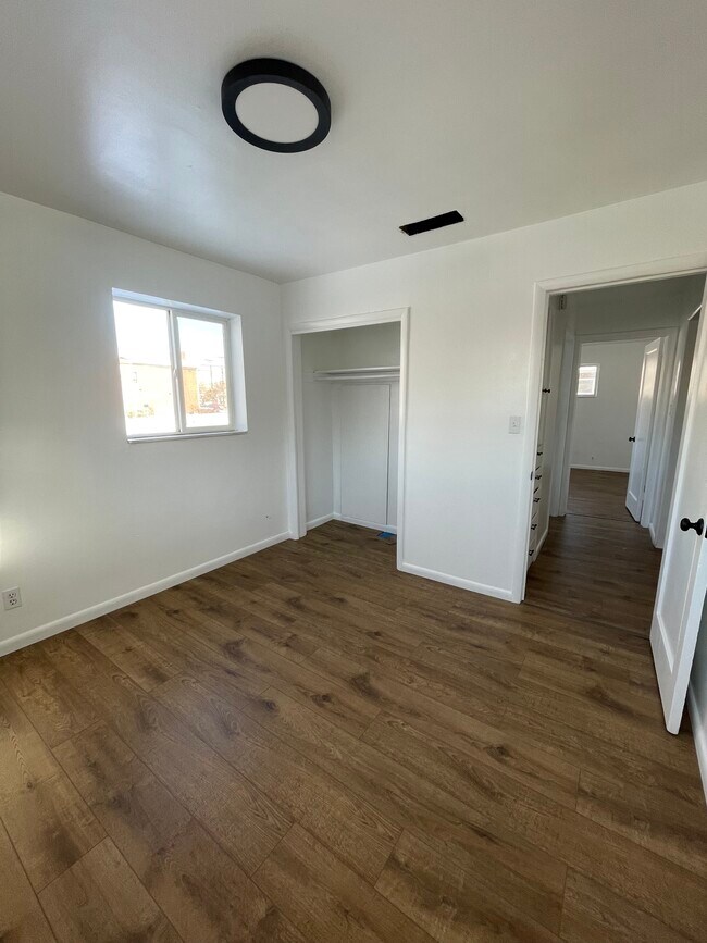 Room #1 - 933 Fremont Ave S