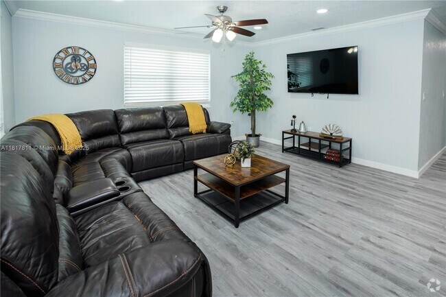 Building Photo - 1647 NW 29th Ave Unit 1 Rental