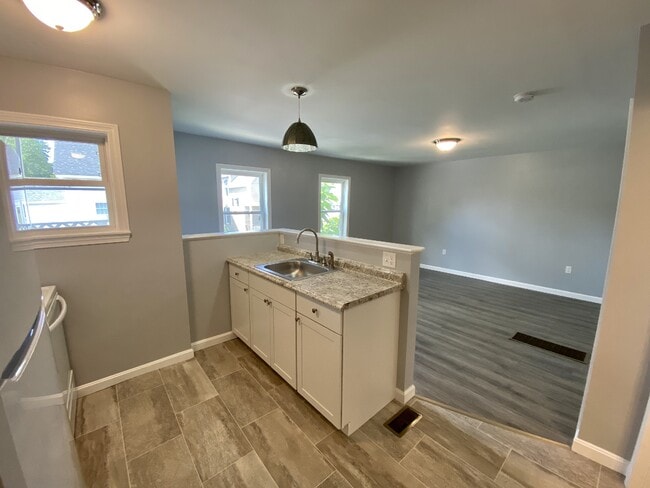 Building Photo - 47 Perley St Unit 49.5 Perley Street Rental
