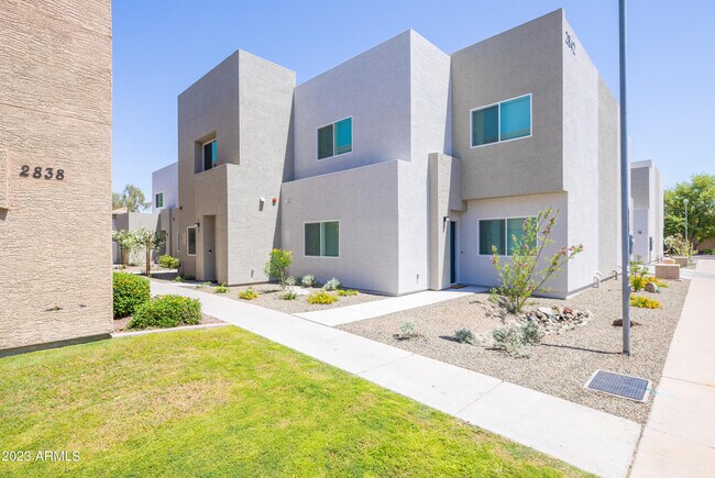 Photo - 2842 E Tracy Ln Townhome