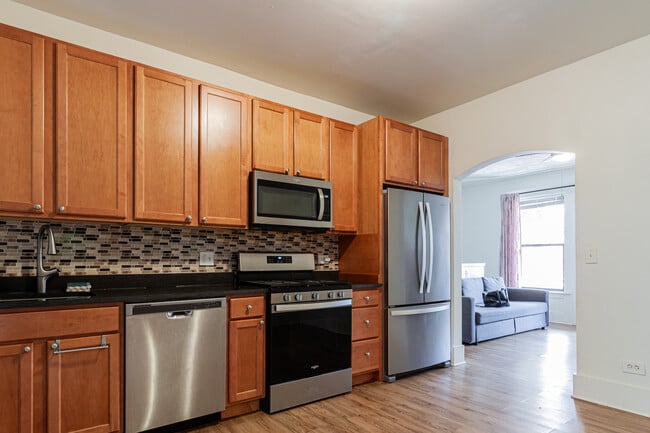 Photo - 910 W Belle Plaine Ave