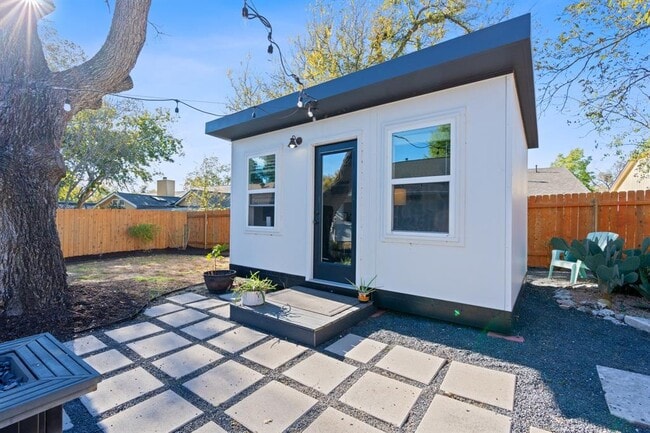Photo - 4916 Transit Cir