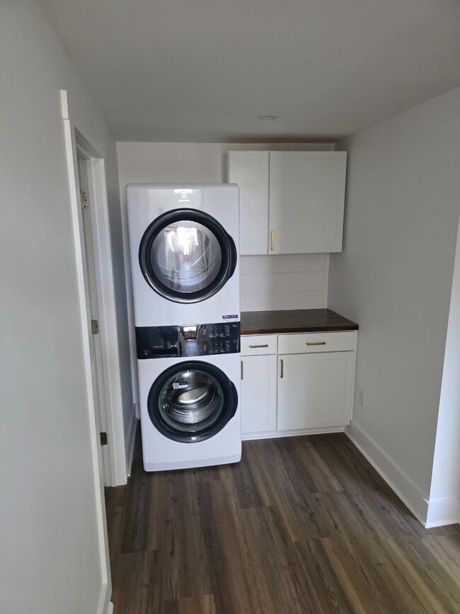 Photo - 1142 E College St