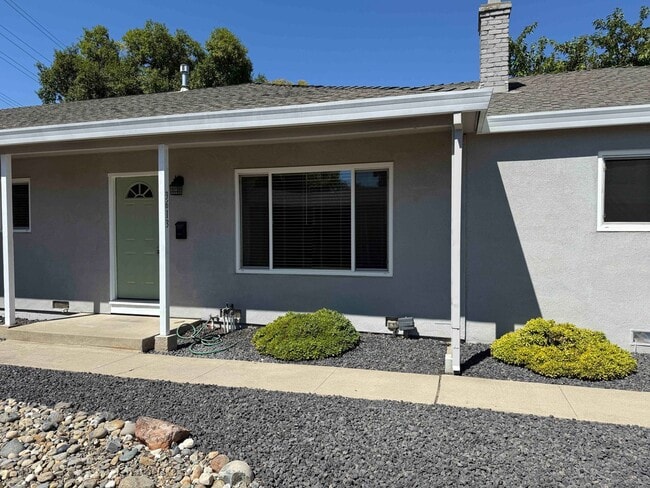 Building Photo - Great 2 Bedroom Duplex Rental