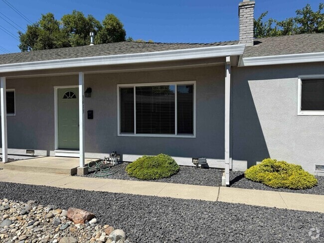 Building Photo - Great 2 Bedroom Duplex Rental