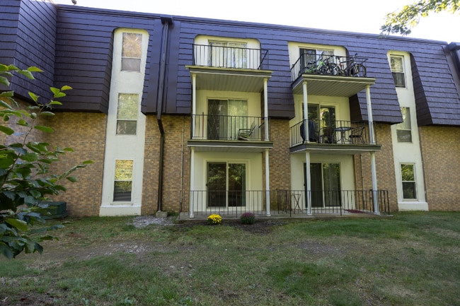 Building Photo - 23 Shadowbrook Ln Unit 23-6 Rental