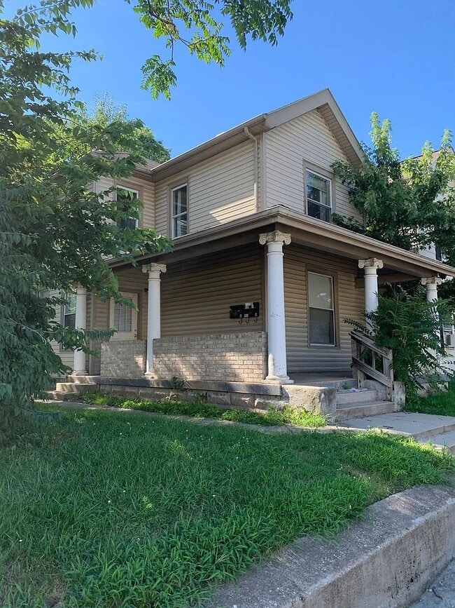 Building Photo - 404 Young St