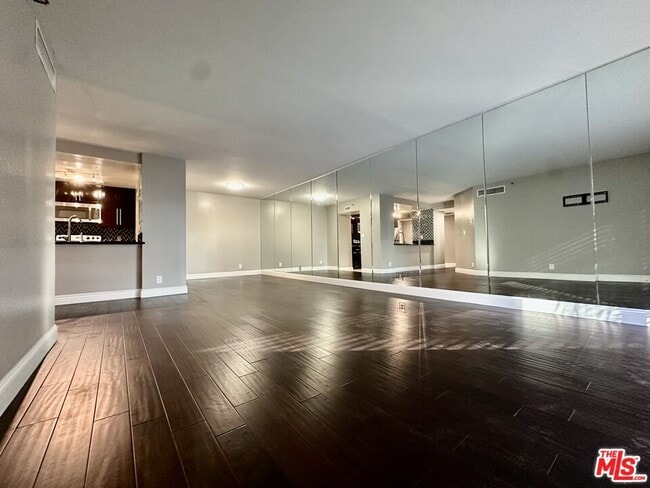 Building Photo - 600 W 9th St Unit 406