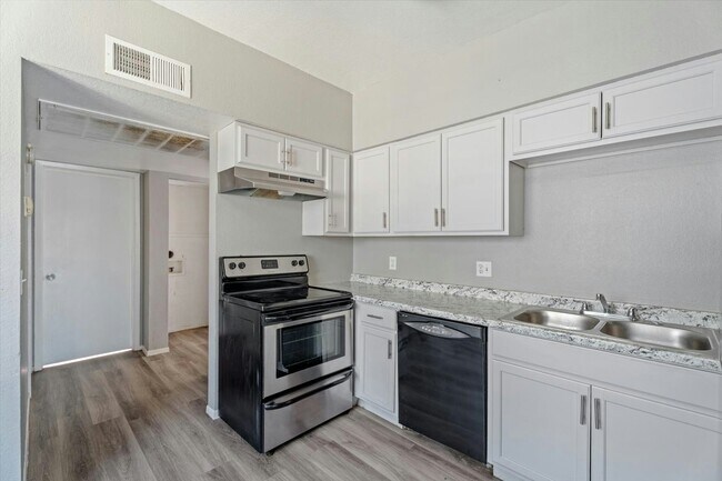 Building Photo - 2814 E Marconi Ave Unit 203