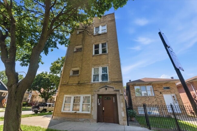 Building Photo - 2200 N Knox Ave