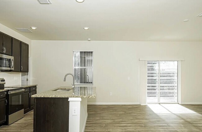 Photo - 4736 Manila Ave