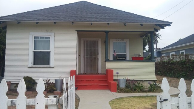 Cute modern California Bungalow - 2220 Julian Ave House