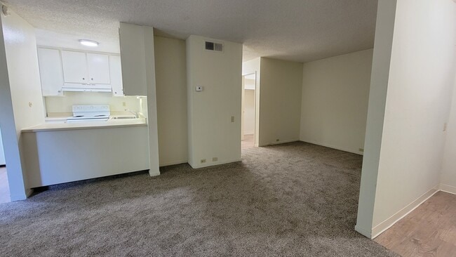 Photo - Governor's Square Apartments