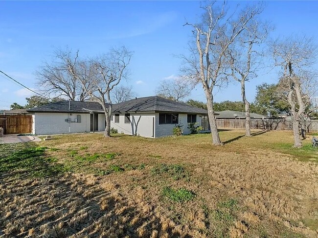 Photo - 629 Peerman Pl