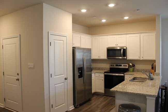 Photo - 1523 Stanford Ln