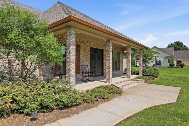 Building Photo - Fully Furnished Luxury Executive Estate on 4.3 Acres in Brandon – Private, Custom Home with Premi...