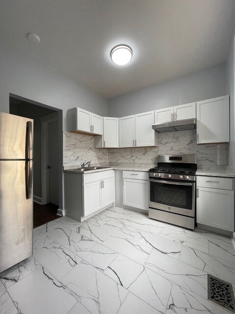 916 W 68th St