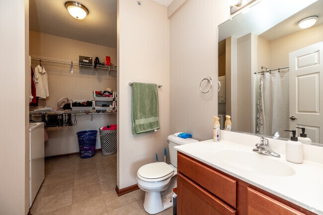 1BR, 1BA - 668 SF - Brook - Bathroom