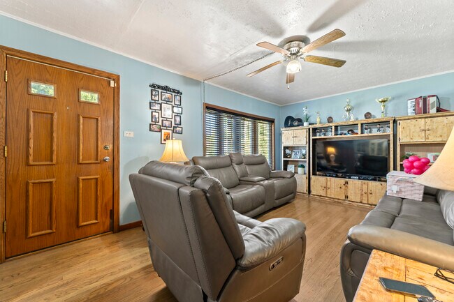 Photo - 253 E Grand Ave