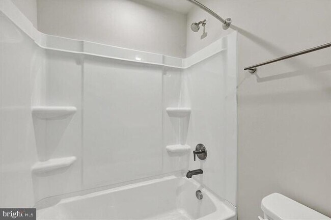 Photo - 815 Lennox St