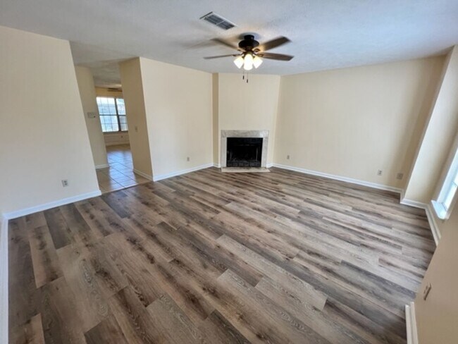 Photo - 2 Bed/1.5 Bath Towhome on Cul-De-Sac, *Backyard Privacy Fence*