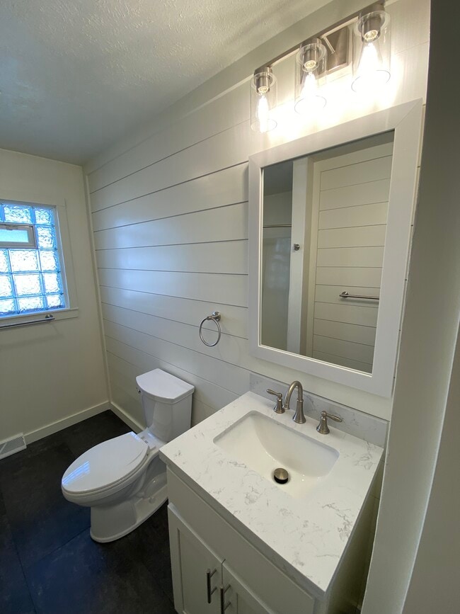 Photo - 1416 E 35th St