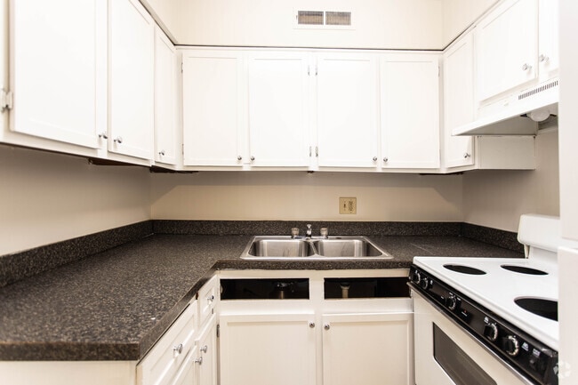 1BR, 1.5BA - 850 SF